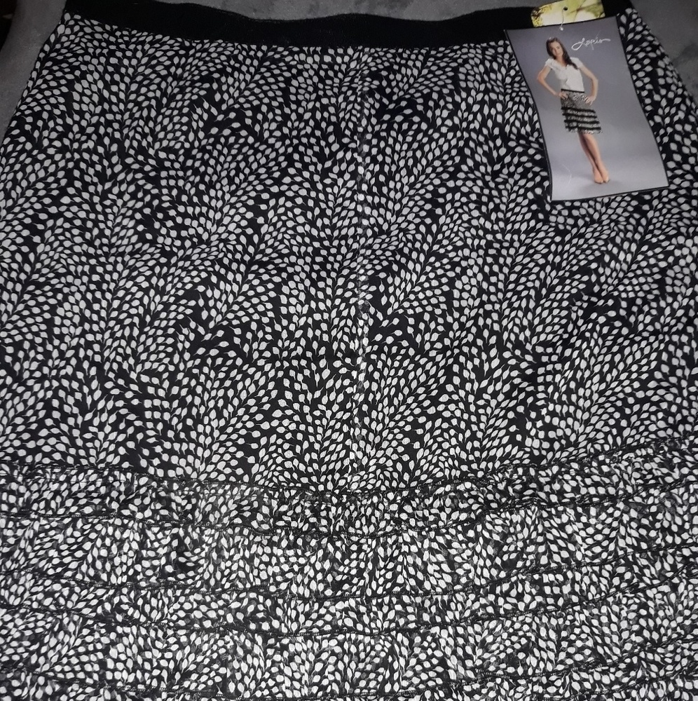 $10-New w/tag Lapis ruffle flowy skirt